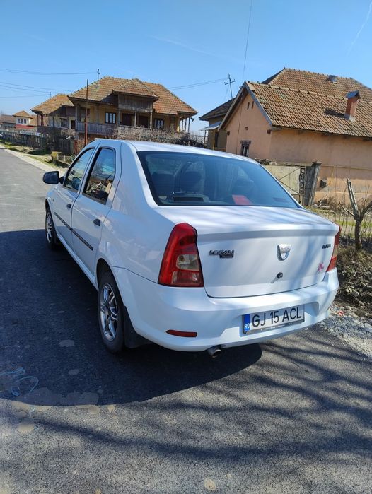 Vând Dacia Logan