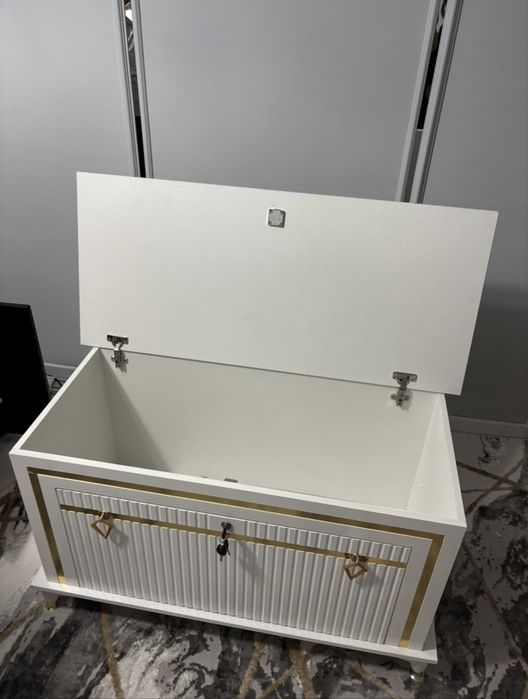 Сандық сатылады, Сундук