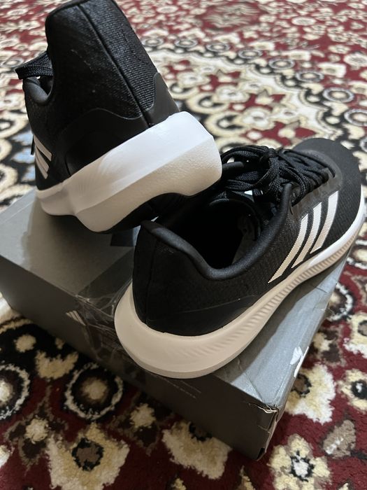 Адидас сотилади.