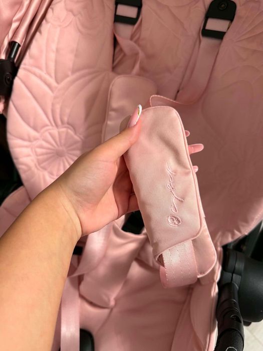 !!!9000 lei!!! Vand carucior Cybex Simply Flowers Pink 3 in 1 !