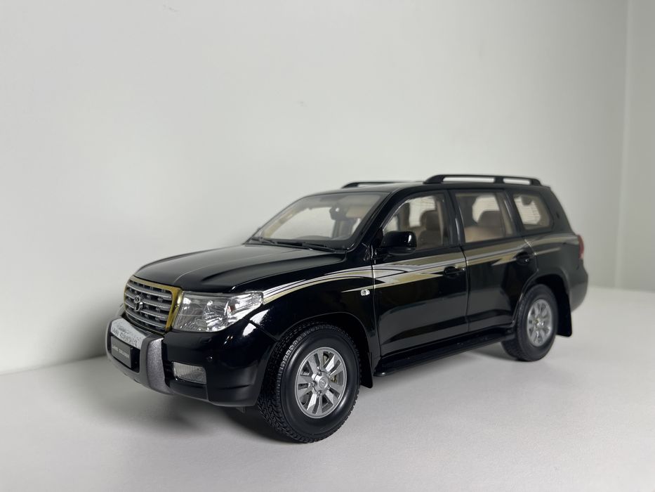 Продам Ленд Крузер 200, 1:18