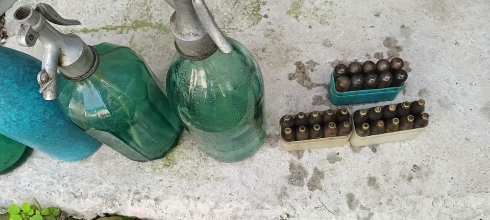 Sticle vechi Sifon cu 3 cutii cu elemenți de încărcare ff vechi 4 buc.