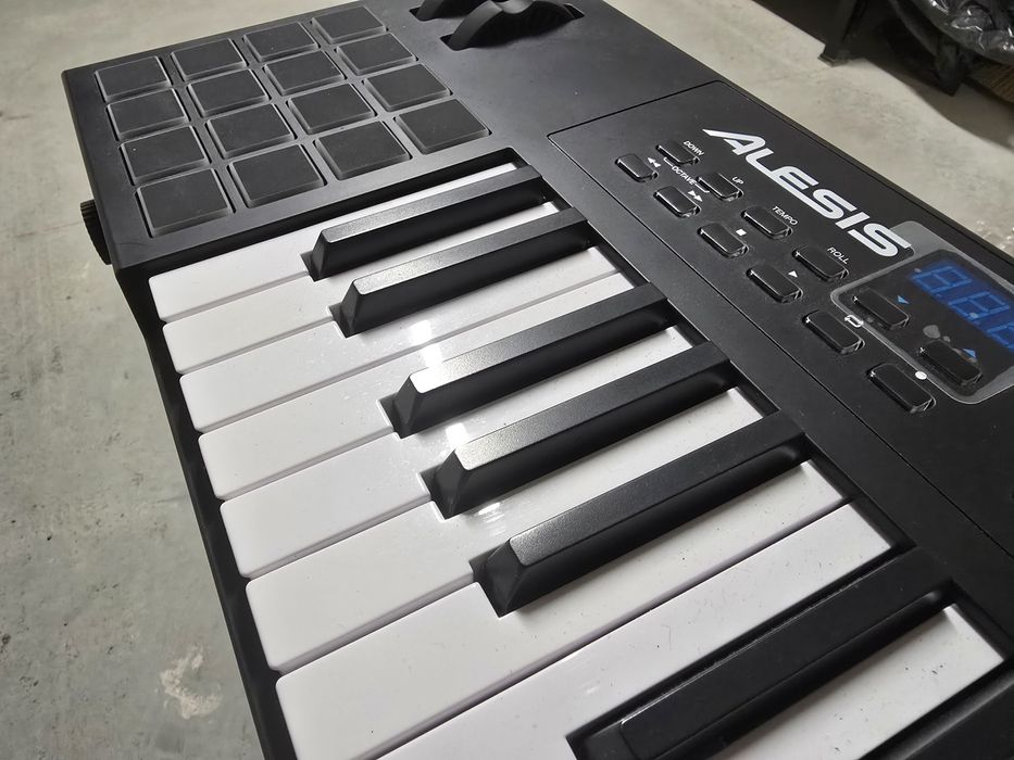 MIDI клавиатура Alesis VI49