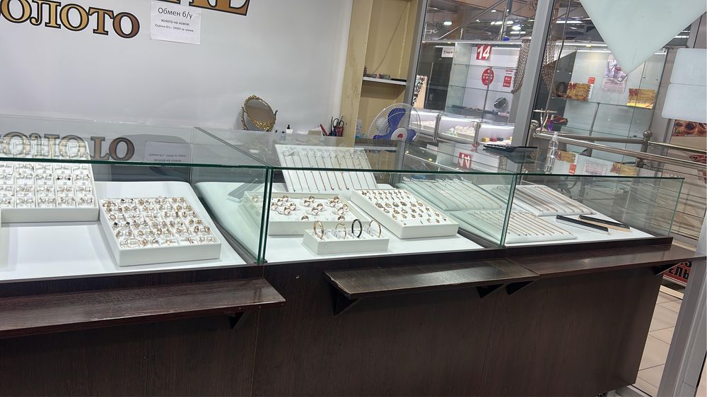 Прилавки витрины ювелирные.