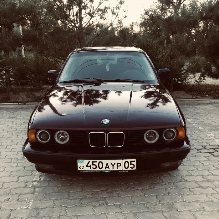 Автомобиль БМВ е34