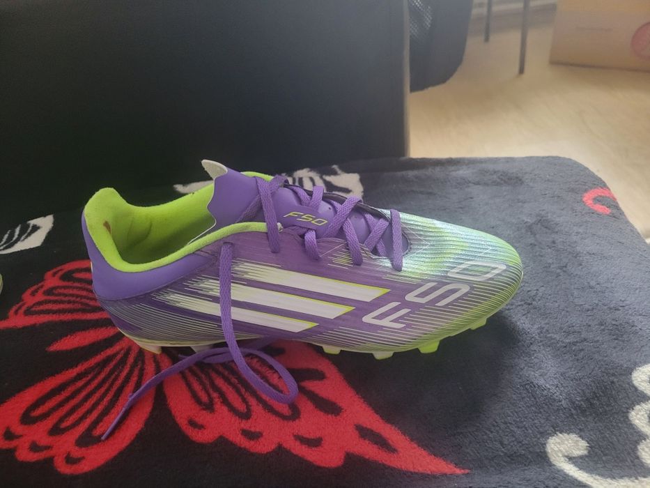 Adidas F50 – Ghete fotbal mov cu verde neon