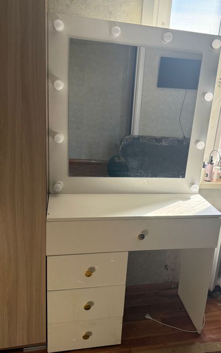 Косметический столик