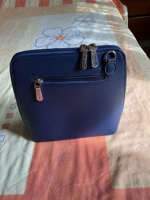 Дамска кожена чанта с презрамки.