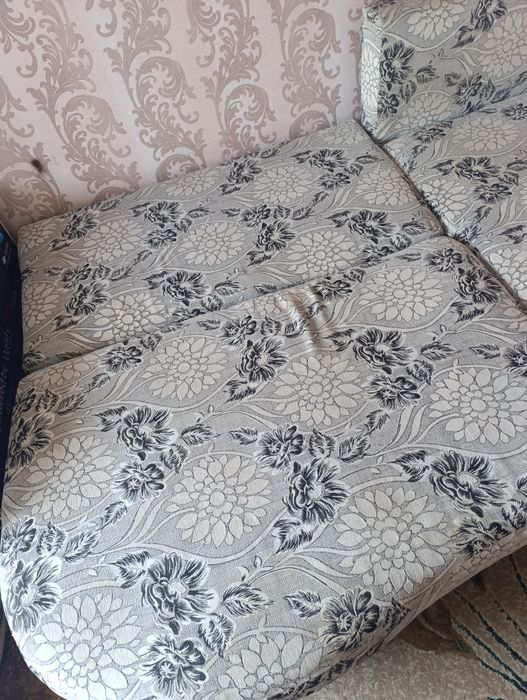 Продам диван, старый
