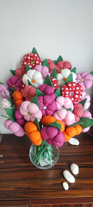 Текстилни изделия - цветя и лалета от плат  налични