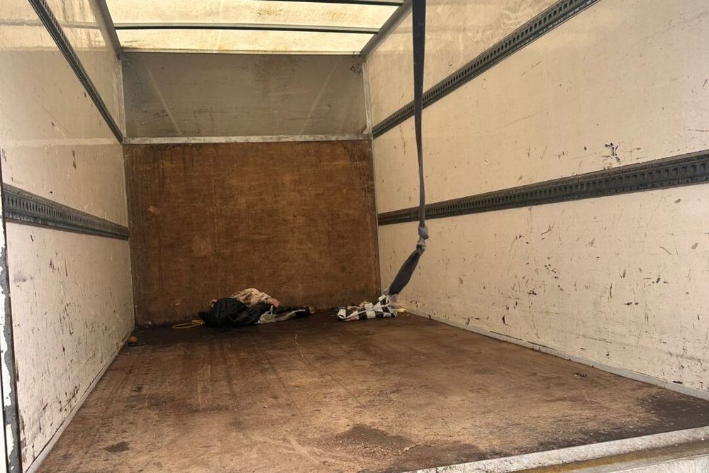 Cub Mercedes Sprinter lungime 4,1 m / lățime 2,1 m / înălțime 2,2 m