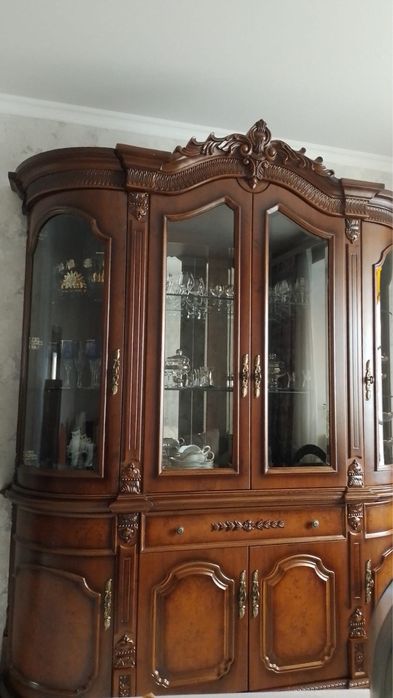 Сервант в хорошем состоянии