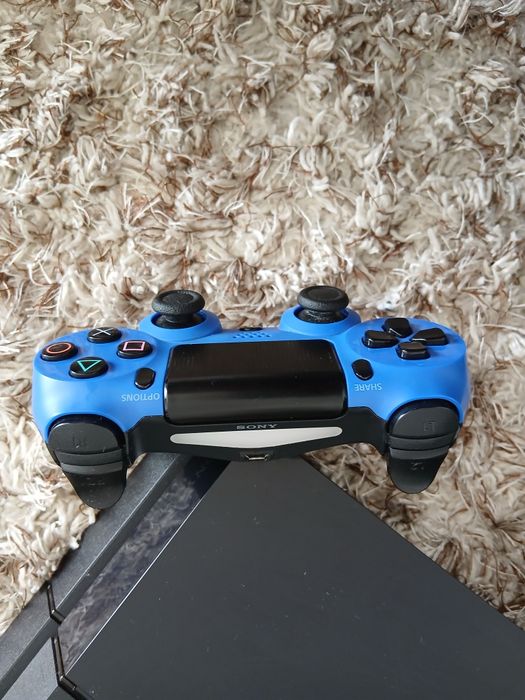 PS4 + 2 Contollere