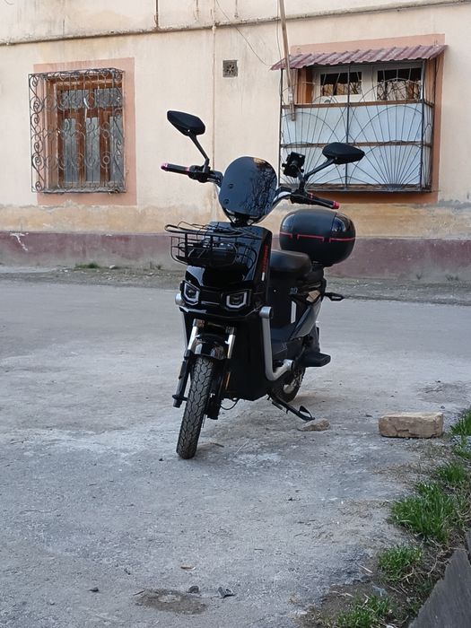 Скутр чёрно красный "Globoys"