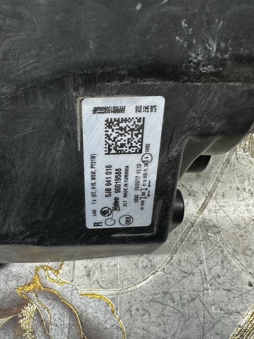 Far dreapta cu defect  skoda rapid.