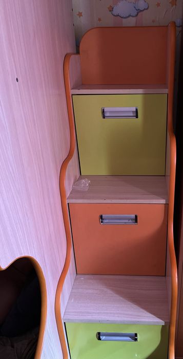 Продам двух ярусную кровать с матрасами