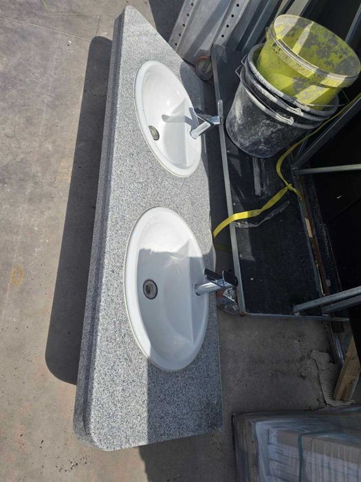 Продавам двойна мивка от естесвен гранит