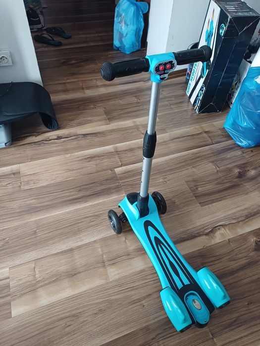 Trotinetă cu lumini muzica si fum , pliabila.