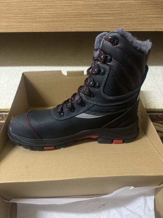 Продам зимнюю спец обувь 43 размера