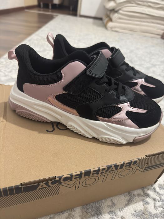 Кроссовку для девочек Срочноо