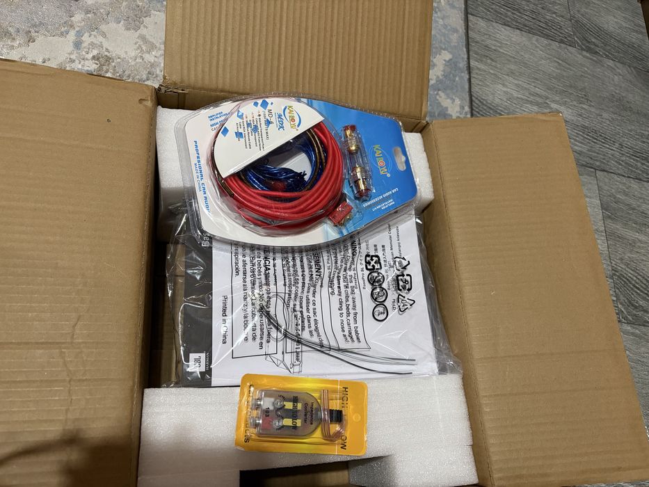 Продам сабвуфер JBL