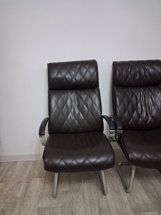 Кресло коричневого цвета,