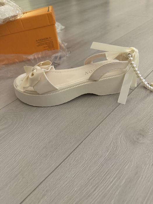 Сандали  нови,бели