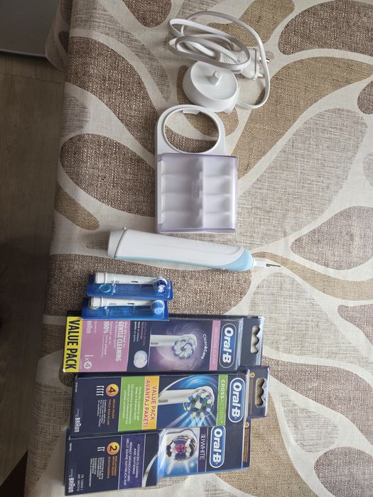 Две ел.четки Oral-B за зъби+ 12бр.накрайници за тях