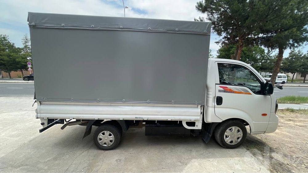 Kia bongo sotiladi