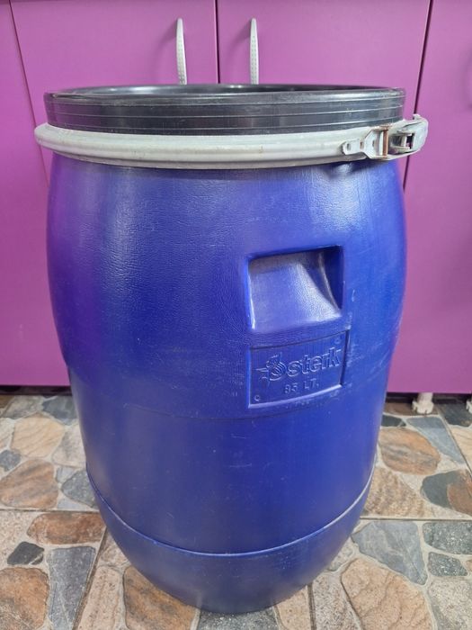 Bidon / Butoi plastic Sterk 85 L cu cerc metalic și presă murături