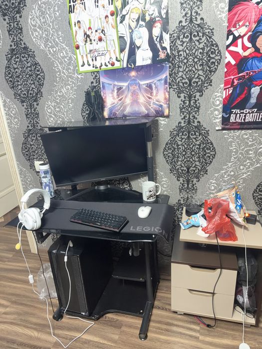 Кровать, шифоньер, стол, тумба.