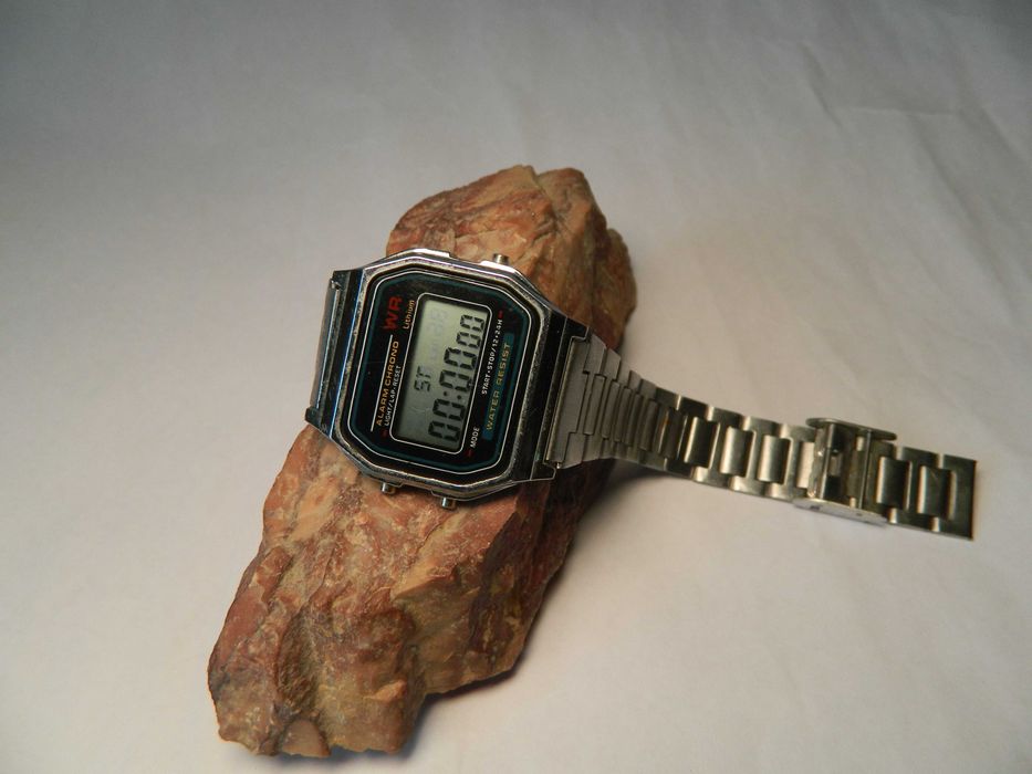 Ceas retro digital QUARTZ cu calendar , alarma , iluminator