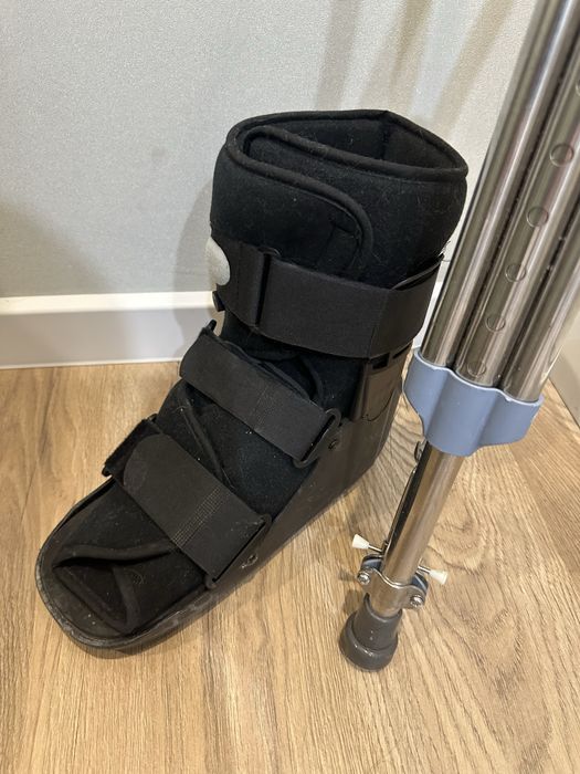 Ортез голеностоп и костыли