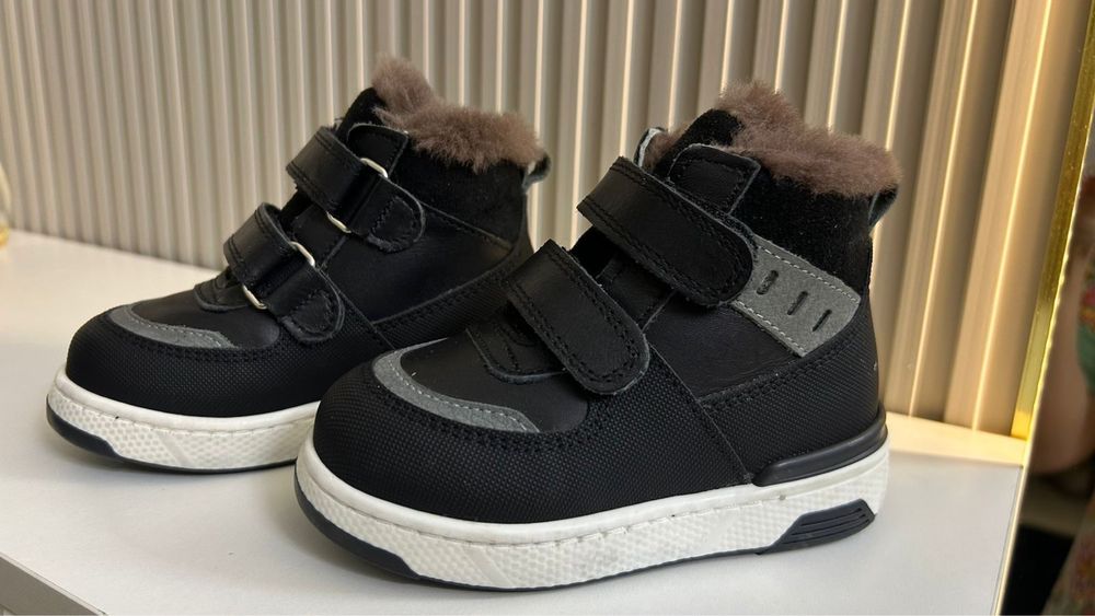 Продается зимняя детская ботинка