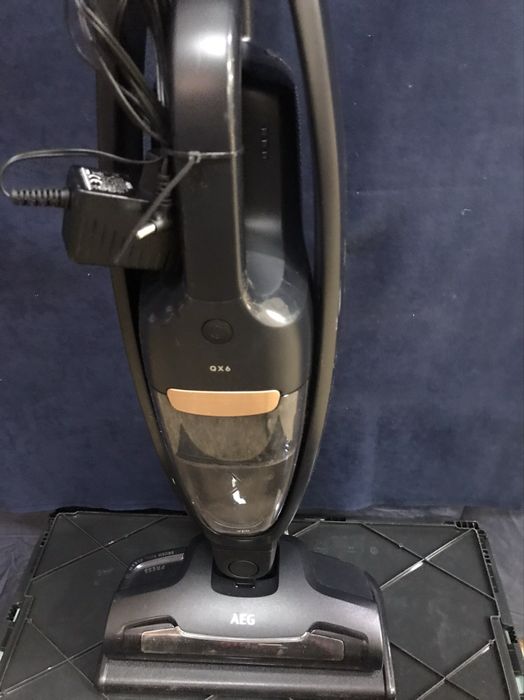 Ръчна прахосмукачка AEG, безжична, 2 в 1