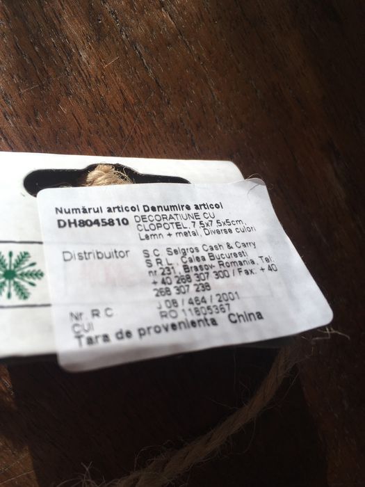 decoratiune vesela si eleganta cu clopotel, lemn, metal si sfoara, vop