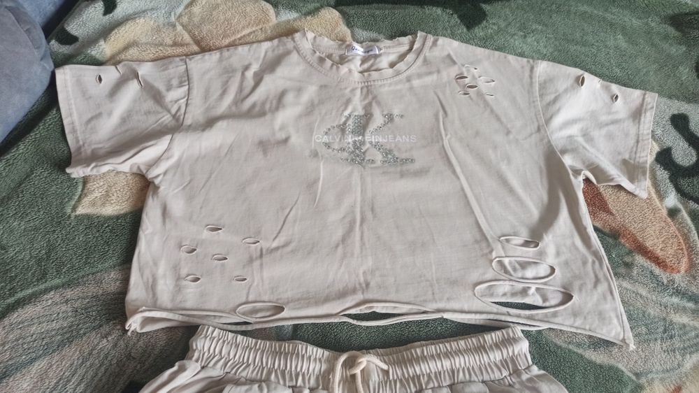 Продается комплект одежды.