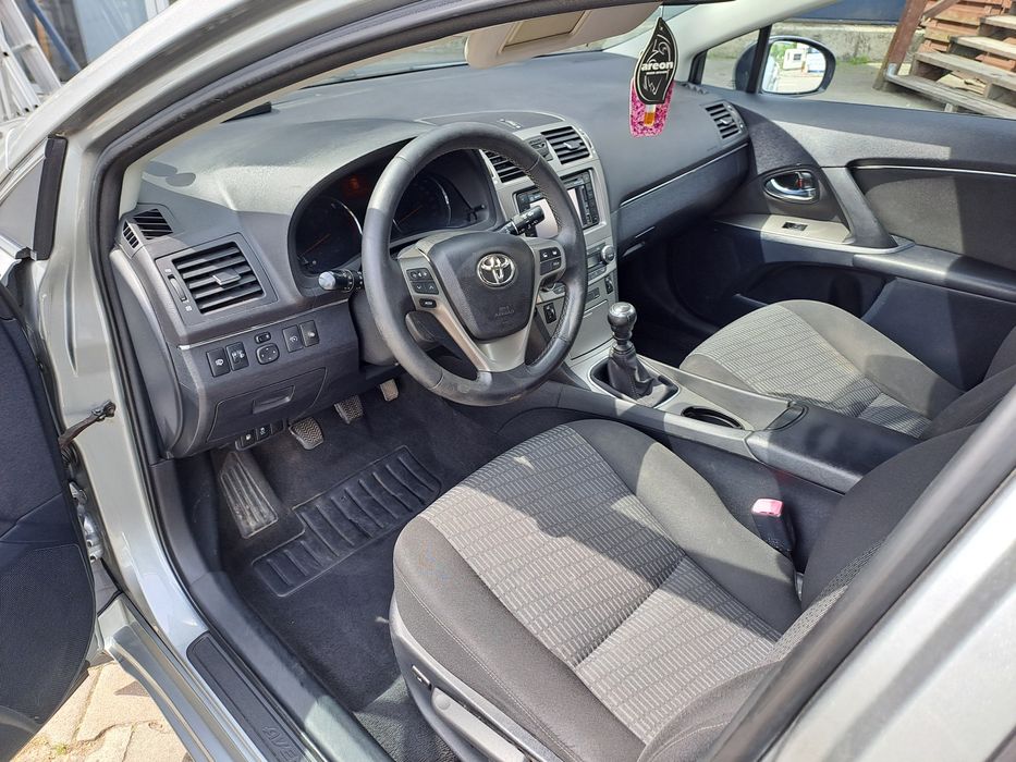 VÂND  SAU SCHIMB Toyota Avensis