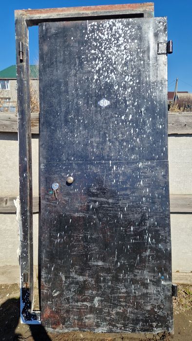 Продам железную дверь