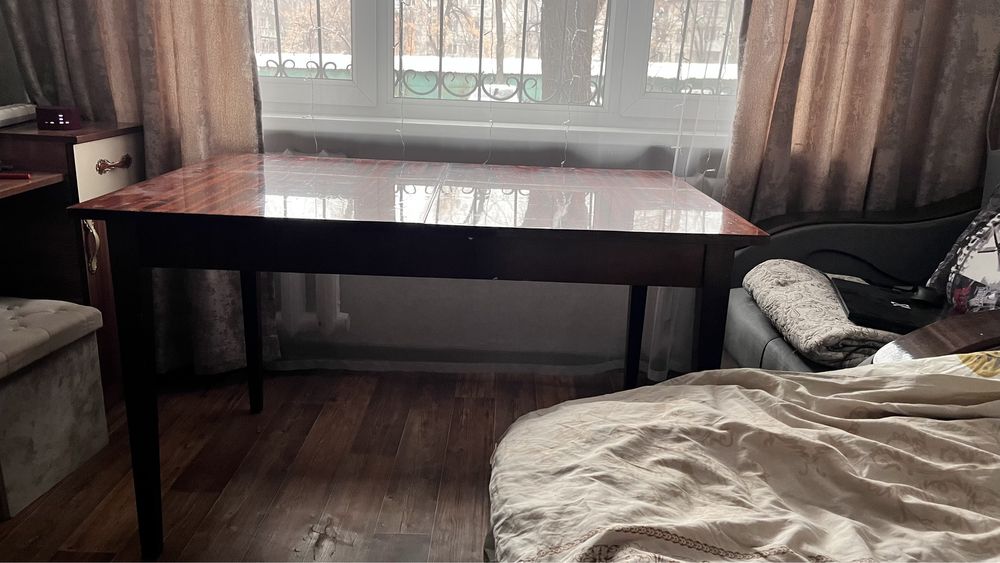 Стол гостиный деревяный