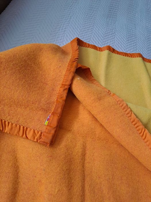 Вълнена покривка за легло,нова в отлично състояние.Два губера .