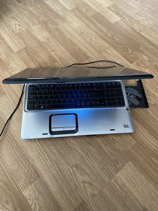 Laptop HP display mare 17,3 inch funcțional vine cu incarcator.Trimit prin curier.
