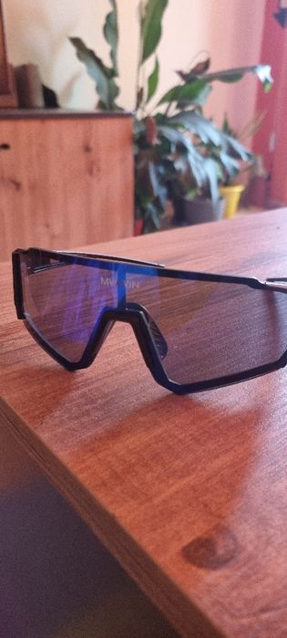 Продавам слънчеви очила