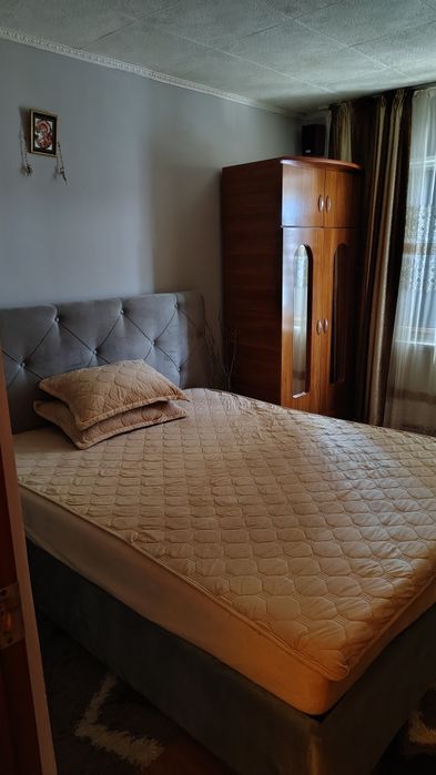 Vând apartament 3 camere în Rovinari zona centrală, 69mp,etaj4/4, complet mobilat și utilat,izolat termic. Preț 52.000 euro. Vedere la strada