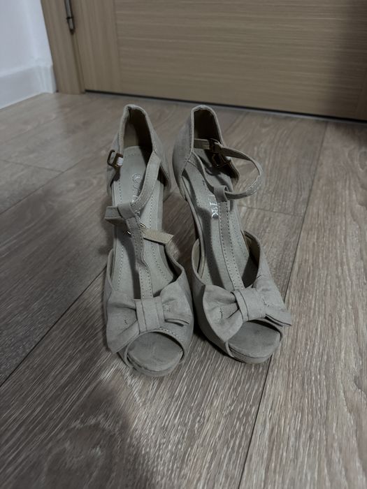 Pantofi cu toc