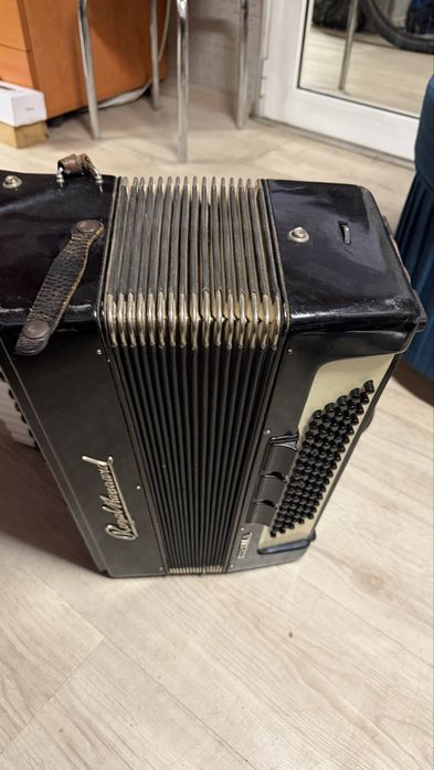 Продавам Акордеон Royal Standard