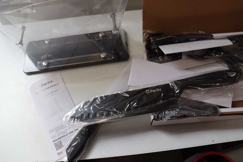 Комплект ножове D.Perlla, 16бр от високовъглеродна неръждаема стомана