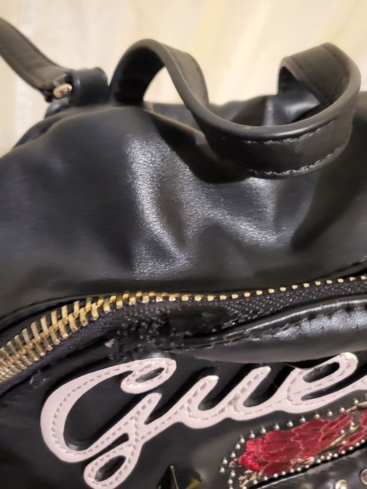 Оригинална раничка на Guess