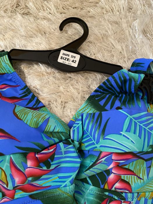 Нов цветен бански