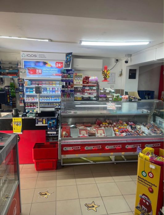 Se ofera spre vanzare un teren care include 3 spatii comerciale + casa cu etaj